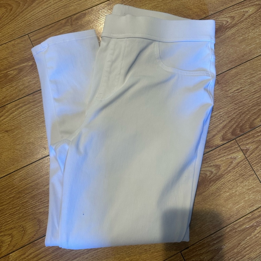 Women’s white skinny leg capris